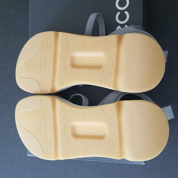NWT Ecco Chunky Sandles in Silver Grey